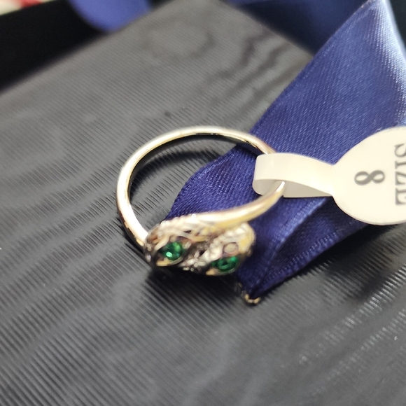 Elegant Silver and Green Women's Ring. Costume Jewelry - Picture 4 of 4